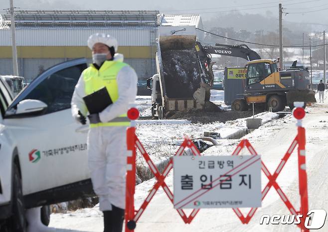 경기 안성시 일죽면의 한 산란계 농장에서 AI H5형 항원이 검출돼 살처분 준비작업을 하고 있다. 2022.12.14/뉴스1 ⓒ News1 김영운 기자