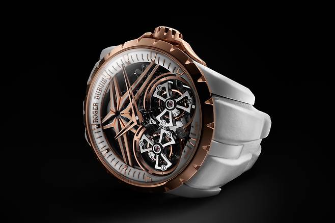 사진 : 로저 드뷔(Roger Dubuis), 엑스칼리버 더블 투르비옹 화이트 세라믹 에디션(Excalibur Double Tourbillon White Ceramic)