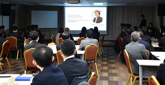 한미약품그룹 임직원들이 2일 서울 송파구 한미약품 본사에 모여 신년사 영상을 시청하고 있다. /한미약품그룹