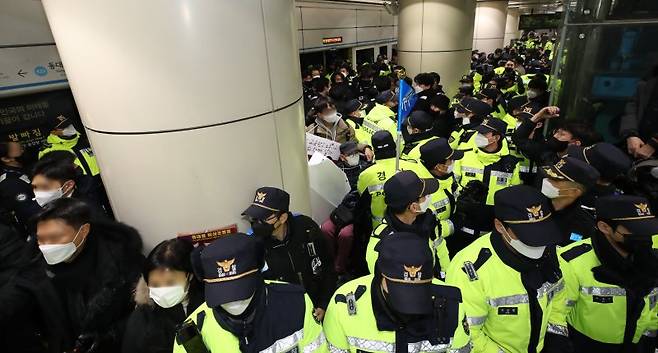 3일 오전 서울 지하철 4호선 동대문역사문화공원역 승강장에서 전국장애인차별철폐연대(전장연)가 254일차 장애인 권리예산 입법 쟁취 지하철 선전전에서 지하철 탑승을 막는 서울지하철공사 직원들, 경찰과 대치하고 있다. 뉴시스 제공