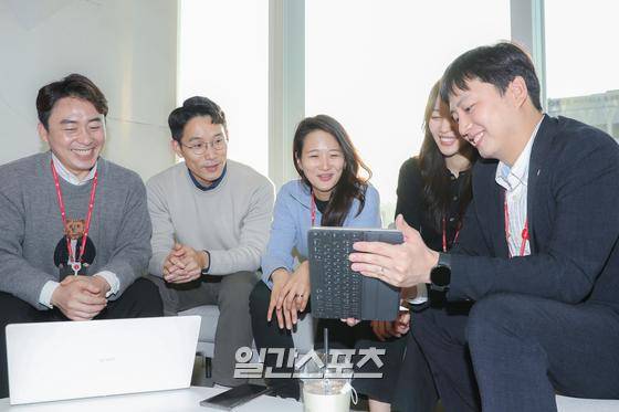 롯데그룹 MZ세대들이 자유로운 분위기에서 티타임 회의를 하고 있다.