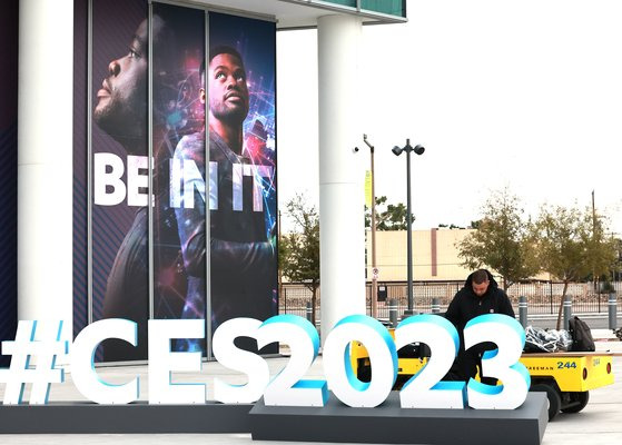 세계 최대 가전·IT(정보기술) 박람회 'CES 2023' 개막을 사흘 앞둔 2일(현지시간) 미국 네바다주 라스베이거스 컨벤션센터(LVCC) 웨스트 홀 인근에 CES 조형물이 세워져 있다.   이번 CES는 오프라인으로 4일간 치러지며 3년 만에 정상화된다. 2021년에는 코로나19 확산으로 온라인으로 열렸고, 지난해 1월에는 오미크론 변이 확산으로 그 기간이 3일로 축소된 바 있다. 연합뉴스