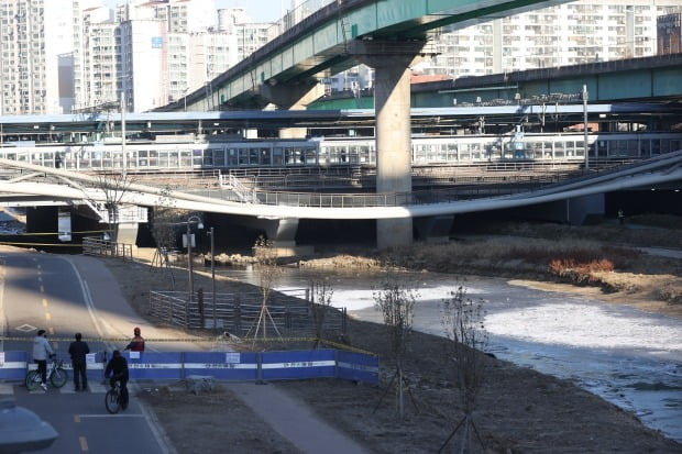 3일 오전 서울 영등포구 도림동과 신도림역을 잇는 도림보도육교가 내려앉아 진입이 통제, 시민들이 우회하고 있다. /사진=연합뉴스