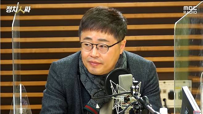 ▲장성철 공감과 논쟁 센터 소장이 지난해 12월24일 MBC 라디오 정치인싸에 출연해 토론하고 있다. 사진=MBC 영상 갈무리