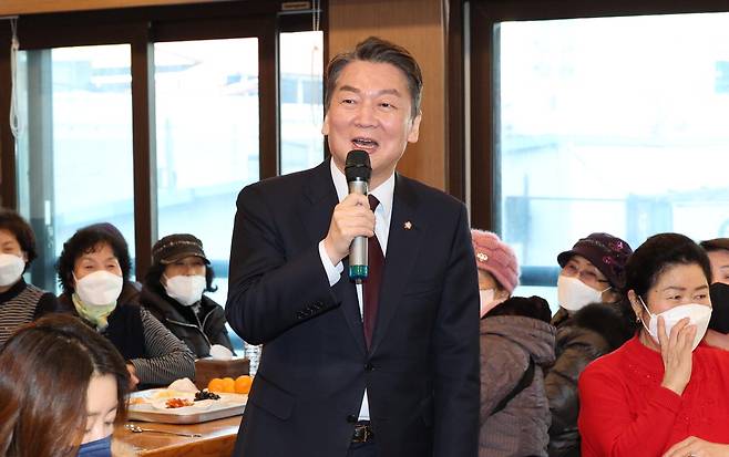 국민의힘 당권주자인 안철수 의원이 3일 경기도 하남시 당원협의회 당원강연에서 인사말을 하고 있다(왼쪽 사진). 권성동 국민의힘 의원이 강원도 강릉시 라카이 샌드파인 컨벤션센터에서 열린 강릉상공회의소 신년인사회에 참석하고 있다.  【연합뉴스】