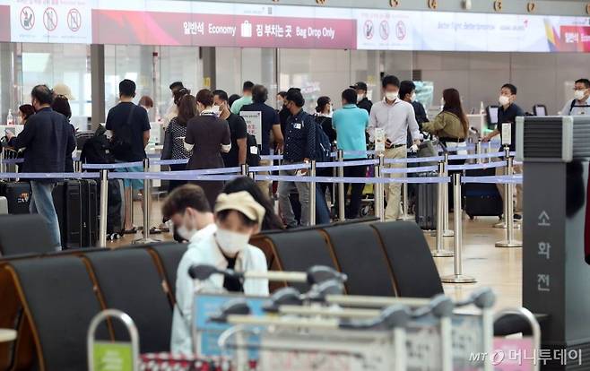 모든 내·외국인의 입국 전 코로나19 검사 폐지를 하루 앞둔 2일 인천국제공항 제1여객터미널 출국장에서 탑승객들이 탑승 수속을 하고 있다. /사진=이기범 기자 leekb@