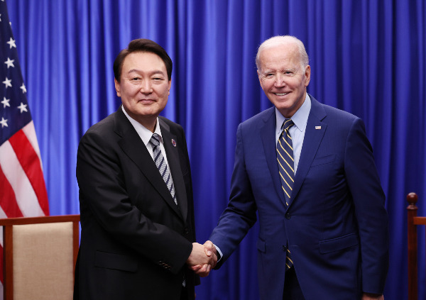 대통령실은 3일 한국과 미국이 공동 핵연습을 논의하고 있지 않다는 취지의 조 바이든 미국 대통령의 발언과 관련해 "미국 측으로부터 구체적인 답변이 올 것으로 알고 있다"고 밝혔다. 사진은 지난해 11월13일(현지시각) 캄보디아 프놈펜의 한 호텔에서 열린 한미 정상회담에서 악수하는 윤 대통령(왼쪽)과 바이든 대통령. /사진=대통령실 제공