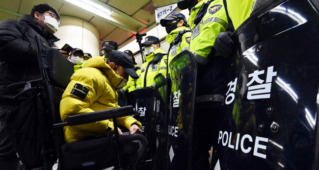 막아선 경찰 : 전국장애인차별철폐연대 회원들이 3일 오전 서울 지하철 4호선 동대문역사문화공원역에서 지하철 탑승 시위를 시도하다 경찰에 의해 저지당하고 있다. 박윤슬 기자