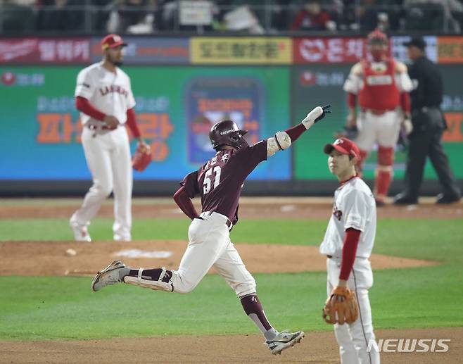 [인천=뉴시스] 조수정 기자 = 8일 인천 SSG랜더스필드에서 열린 2022 KBO 한국시리즈 6차전 키움 히어로즈와 SSG 랜더스의 경기, 6회초 1사 키움 이정후가 솔로홈런을 날린 뒤 세리머니 하며 그라운드를 돌고 있다. 2022.11.08. chocrystal@newsis.com