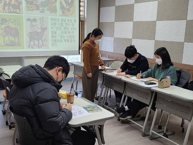 창원대학교 국제교류교육원의 ‘베트남어 무작정 따라하기’ 문화체험 수업.(사진=창원대 제공) *재판매 및 DB 금지