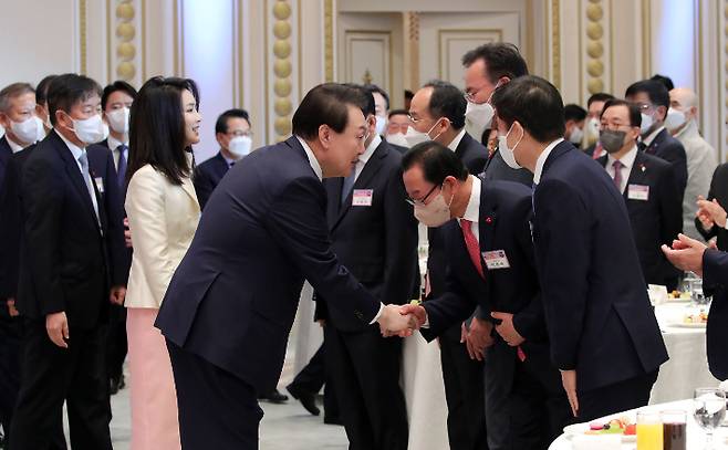 윤석열 대통령과 김건희 여사가 2일 청와대 영빈관에서 열린 '2023년 신년인사회'에 입장하며 참석자들과 인사를 나누고 있다. 연합뉴스