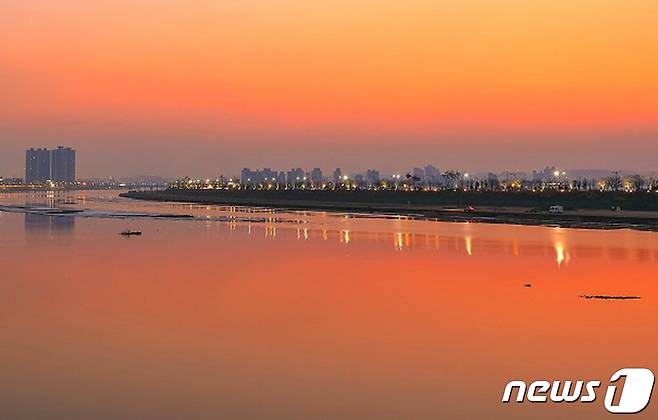 3일 경북 포항시 남구 형산강이 아침 노을에 붉게 물들어 있다.(이상봉 작가 제공)2023.1.3/뉴스1 ⓒ News1 최창호 기자