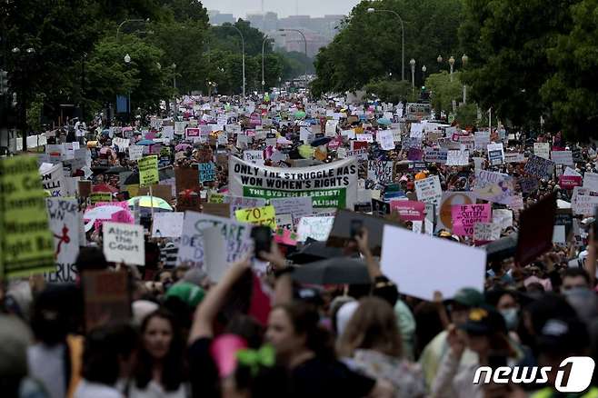 14일(현지시간) 미국 연방대법원이 낙태권을 보장한 기존 판결을 파기할 것이라는 관측이 나오는 가운데 워싱턴에서 낙태권 폐지 반대하는 시위대가 행진을 하고 있다. ⓒ AFP=뉴스1 ⓒ News1 우동명 기자