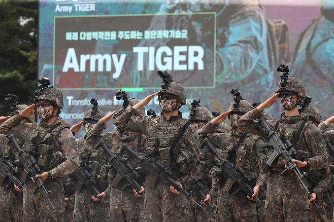 지난 6월 경기도 양주 소재 제25보병사단에서 열린 '아미타이거'(Army TIGER) 시범여단 전투단 선포식에서 장병들이 경례하고 있다./뉴스1