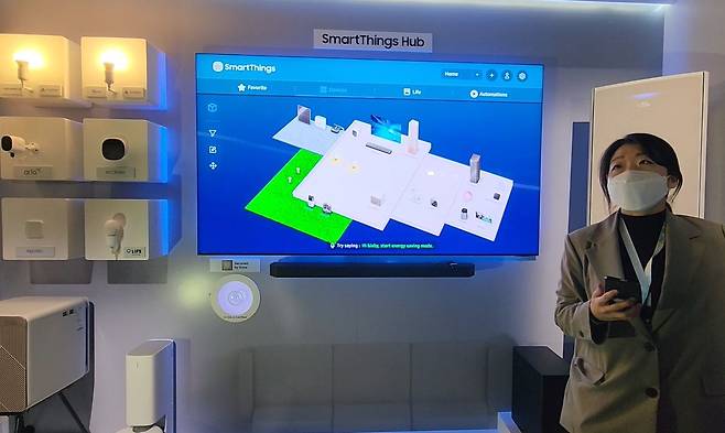 삼성전자 직원이 스마트싱스로 연결된 가정 내 전자제품의 위치를 보여주는 3D맵뷰 기능을 설명하고 있다. /박성우 기자