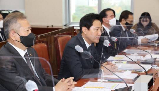 이태원 참사 현안 질의 듣는 이상민 장관과 오세훈 서울시장. 사진=연합뉴스