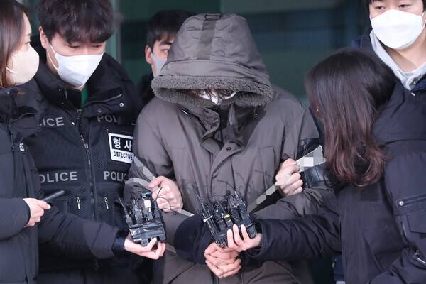 4일 오전 경기도 고양시 일산동부경찰서에서 동거녀와 택시 기사를 살해한 혐의로 구속된 이기영(31)이 검찰로 이송되고 있다. 사진=연합뉴스