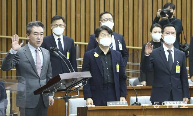 4일 국회에서 열린 이태원참사 국정조사에서 윤희근 경찰청장등 증인들이 선서를 하고 있다. 원대연기자 yeon72@donga.com