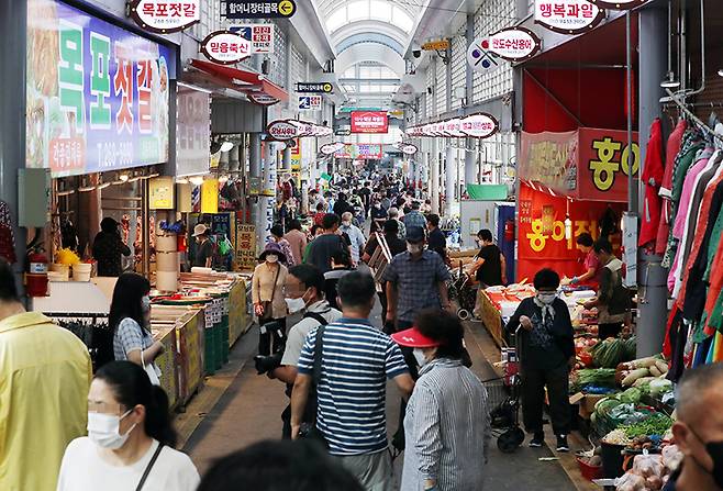 지난해 추석 명절을 앞두고 광주 북구 말바우시장이 손님들로 붐비고 있다.(사진=저작권자(c) 연합뉴스, 무단 전재-재배포 금지)