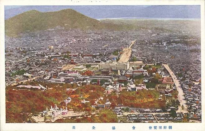 1929년 경복궁과 후원 일대에서 열린 일제의 조선박람회 전경 사진 엽서. 경복궁 후원 숲속에 여러 건물 등이 들어서 역사성을 훼손하고 있다. 개인소장. 문화재청 제공