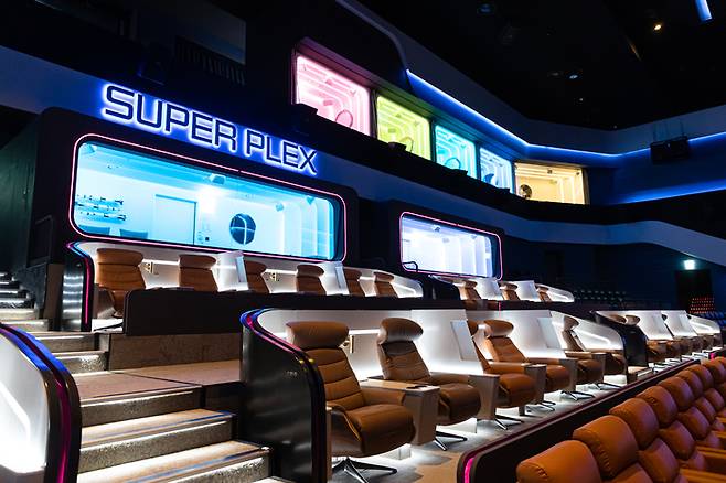 롯데시네마 월드타워점의 수퍼플렉스 상영관은 전 좌석이 등받이 조절되는 의자를 갖췄다. 롯데시네마 제공