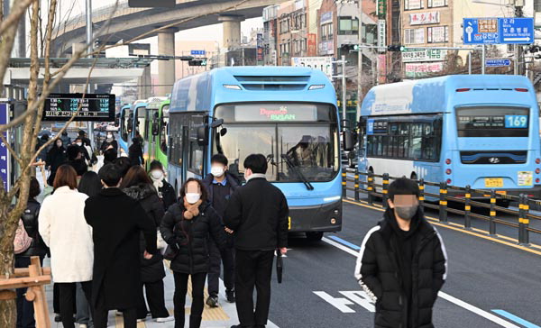 서울시가 버스와 도시철도 요금 인상 계획을 밝히면서 부산을 포함한 전국 지자체가 대중교통 요금 인상을 추진하고 있다. 사진은 부산의 한 버스정류장에서 시민이 버스를 타기 위해 대기하는 모습.  국제신문DB