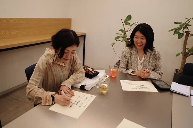 Murata Sayaka (left) and Chung Serang in Seoul on Sept. 23, 2022 (Munhak Dongne)