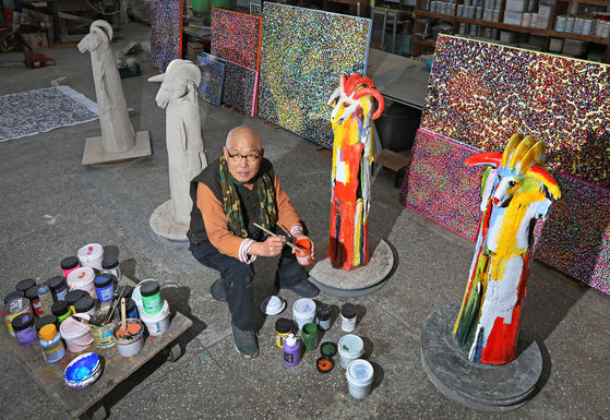 Potter Shin Sang-ho uses bold colors to paint his pieces that take the form of animals at his studio called Bugokdobang in Yangju, Gyeonggi. [PARK SANG-MOON]