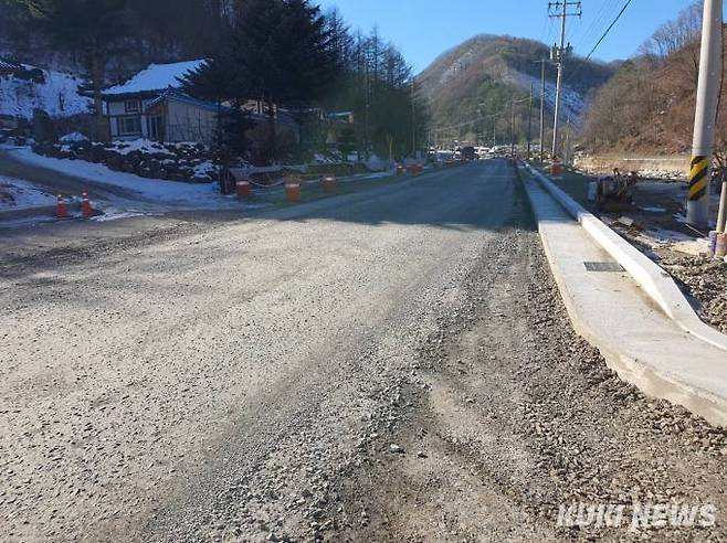 비포장 상태로 공사 중지된 강원 태백시 국도31호선 소도~백단사 도로확포장 공사 현장