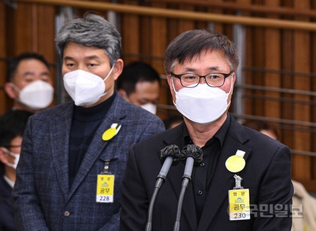 김진호 전 용산경찰서 정보과장(왼쪽), 박성민 서울경찰청 전 정보부장이 4일 서울 여의도 국회에서 열린 용산 이태원 참사 진상규명과 재발 방지를 위한 국정조사특별위원회 1차 청문회에 증인으로 출석해 의원들의 질의에 답변하고 있다.