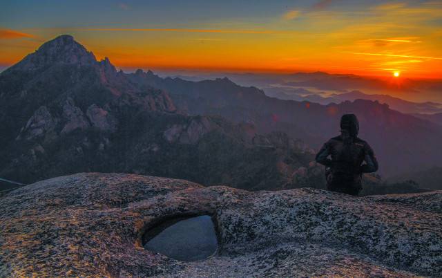 물 고인 작은 웅덩이가 인상적인 월출산 구정봉에서 바라본 풍광. 우뚝한 천황봉 옆 넘실거리는 운해 위로 에너지 충만한 붉은 해가 떠오르며 희망을 전하고 있다.올 한 해 새로운 각오를 다지기에 더할 나위 없다.
