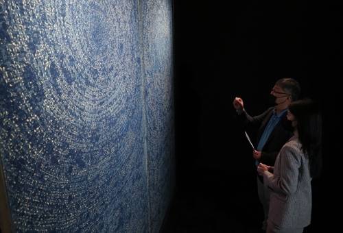 지난 10월 글로벌세아그룹이 운영하는 서울 강남구 ‘에스투에이’ 갤러리에 2019년 경매 당시 약 132억원에 낙찰돼 한국 미술품 경매 사상 최고가 낙찰 기록을 세운 김환기의 ‘우주’(Universe 5-IV-71 #200)가 전시되어 있다. [사진 제공 = 연합뉴스]