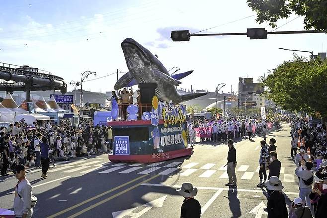 지난해 3년 만에 열린 울산고래축제 거리 행진 <자료=울산 남구>