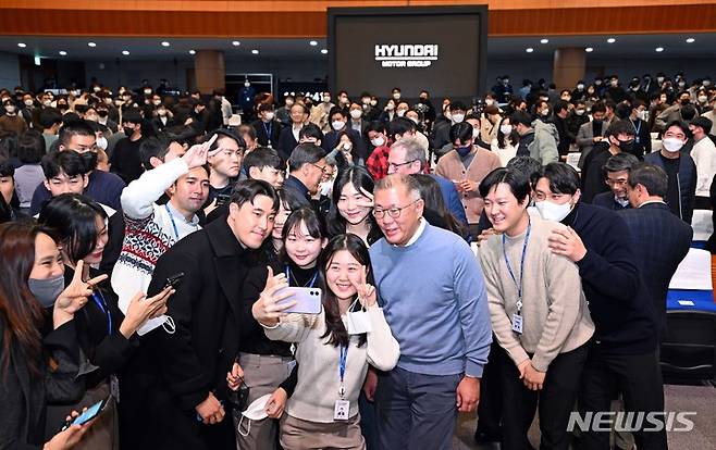 [서울=뉴시스]현대자동차그룹은 3일 현대차·기아 남양연구소에서 타운홀 미팅 방식의 신년회를 개최했다. 신년회 자리에서 정의선 현대차그룹 회장이 직원들과 셀카를 찍고 있는 모습.(사진=현대자동차그룹 제공) 2023.1.3 photo@newsis.com