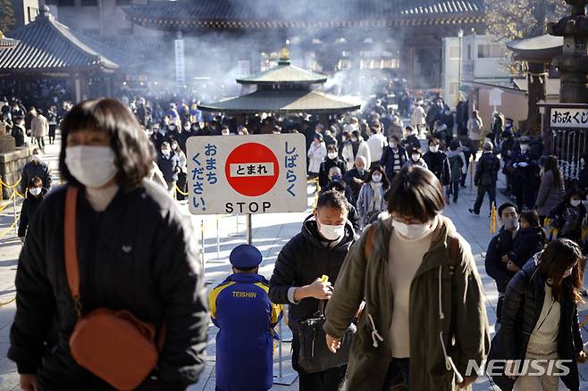 [가와사키=AP/뉴시스]2일 일본 수도도쿄 인근의 가와사키 소재 '가와사키 다이시' 절에 방문객들이 북적이고 있다. 방문객들은 새해 첫 참배인 하츠모데를 하기 위해 절을 방문했다. 2023.01.02.
