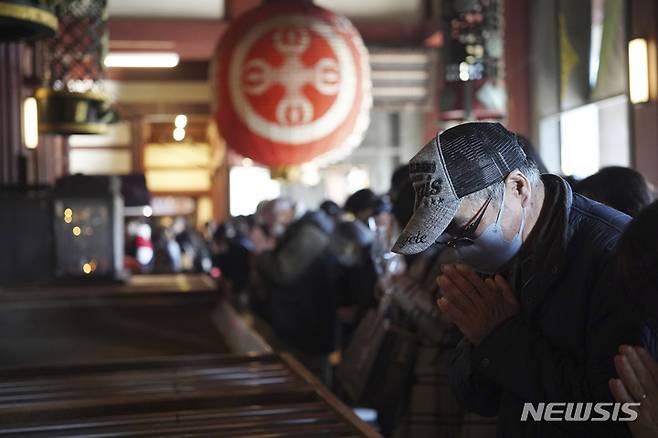 [도쿄=AP/뉴시스] 2일 일본 도쿄 근처 가와사키에 있는 다이시 사찰에서 새해 첫 신사나 사찰을 방문해 행운을 기원하는 '하츠모데' 방문객들이 행운을 기원하고 있다. 2023.01.04.