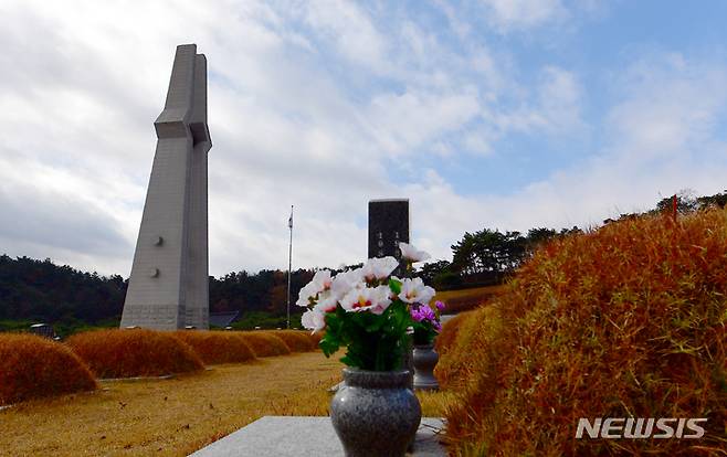[광주=뉴시스] 류형근 기자 = 전직 대통령 전두환씨가 사망한 23일 오전 광주 북구 운정동 국립5·18민주묘지에 열사들이 잠들어 있다. 2021.11.23. hgryu77@newsis.com