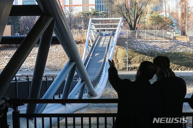 [서울=뉴시스] 권창회 기자 =지난 3일 오전 서울 영등포구 신도림역 인근 도림보도육교가 붕괴돼 영등포구청 관계자들이 현장을 살피고 있다. 2023.01.03. kch0523@newsis.com