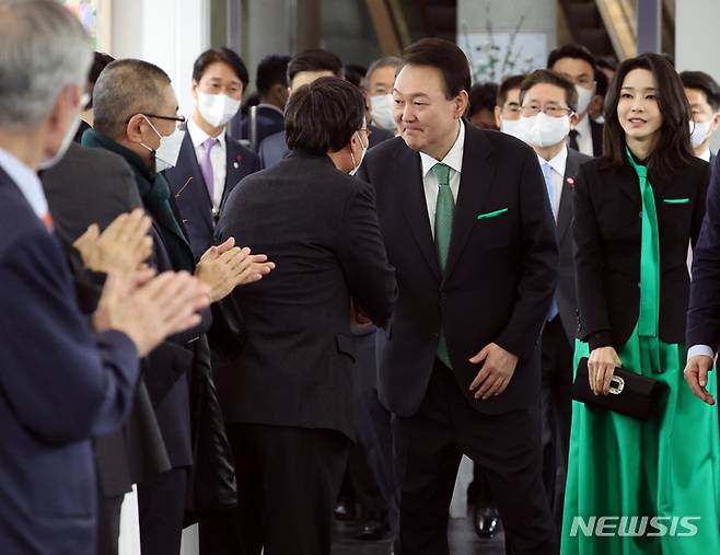 [서울=뉴시스] 전신 기자 = 윤석열 대통령이 4일 서울 서초구 예술의전당에서 열린 '2023 문화예술인 신년 인사회'에서 참석자들과 인사하고 있다. (대통령실통신사진기자단) 2023.01.04. photo1006@newsis.com