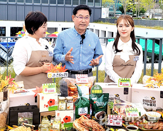 전남 순천농협 임직원들이 라이브 커머스에 직접 참여해 지역특산물을 판매하고 있다.