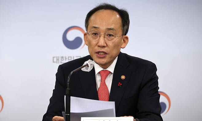 추경호 경제부총리 겸 기획재정부 장관이 3일 정부서울청사 브리핑실에서 장영진 산업통상자원부 1차관이 배석한 가운데 반도체 등 세제지원 강화 방안을 발표하고 있다. 연합뉴스