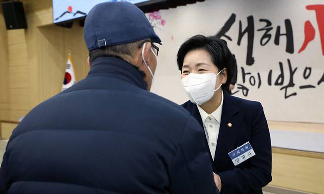3일 광주 서구청사 2층 들불홀에서 열린 '2023 주민과의 신년인사회'에서 제22대 국회의원 선거 광주 서구을에 출마할 것으로 알려진 무소속 양향자 의원이 주민과 악수하고 있다. 뉴스1