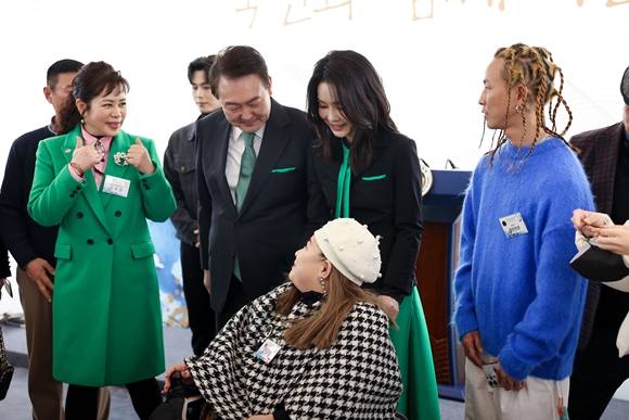 4일 서울 예술의전당에서 열린 2023 문화예술인 신년인사회에 참석한 윤석열 대통령과 김건희 여사가 참석자들과 이야기를 나누고 있다. 2023.1.4 대통령실제공