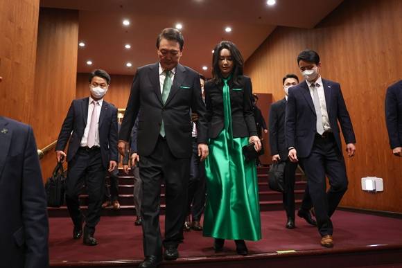 4일 서울 예술의전당에서 열린 2023 신년음악회에 참석한 윤석열 대통령과 김건희 여사가 음악당으로 향하고 있다. 2023.1.4 대통령실제공