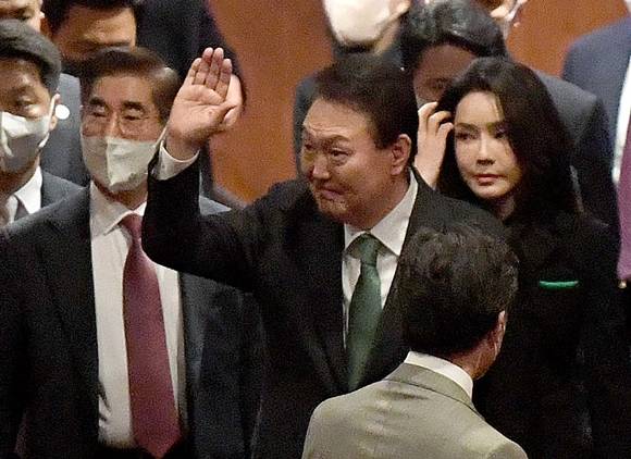 4일 서울 예술의 전당에서 열린 신년음악회에 참석한 윤석열 대통령과 김건희 여사가 음악당으로 들어서고 있다. 2023.1.4 대통령실사진기자단 (서울신문 박지환)