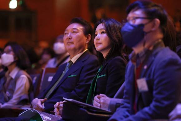 4일 서울 예술의전당에서 열린 2023 신년음악회에 참석한 윤석열 대통령과 김건희 여사가 음악회를 관람하고 있다. 2023.1.4 대통령실제공