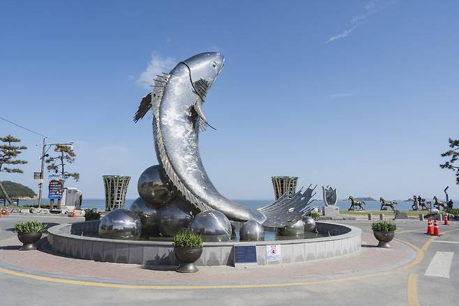 대광해수욕장 입구에 설치된 임자도의 상징 민어 조형물