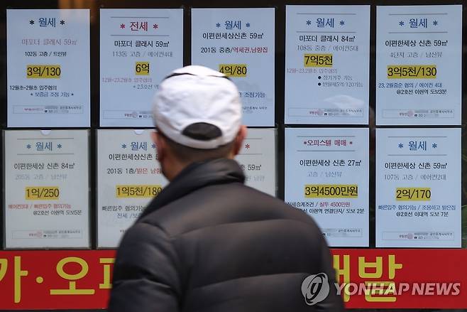 서울 시내의 한 부동산 중개업소에 붙어 있는 월세 매물 정보. [연합뉴스 자료사진]
