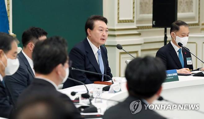 농림축산식품부-해양수산부 업무보고 받는 윤석열 대통령 (서울=연합뉴스) 안정원 기자 = 윤석열 대통령이 4일 청와대 영빈관에서 열린 농림축산식품부-해양수산부 업무보고에서 발언하고 있다. 2023.1.4 [대통령실통신사진기자단] jeong@yna.co.kr