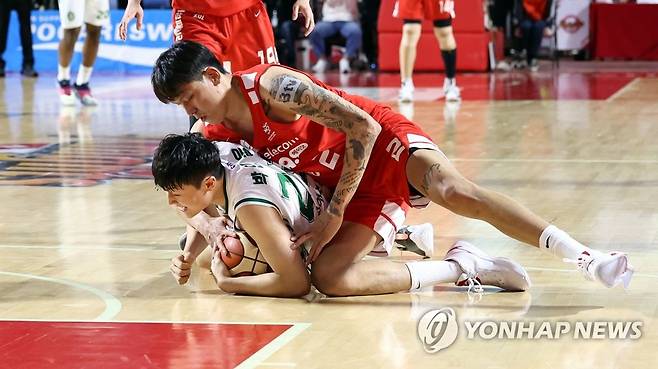 '공 이리 내!' (서울=연합뉴스) 김인철 기자 = 4일 서울 송파구 잠실학생체육관에서 열린 KBL 2022-2023 SKT 에이닷 프로농구 서울 SK 나이츠와 원주 DB 프로미의 경기. SK 최준용과 DB 박인웅이 공을 다투고 있다. 2023.1.4 yatoya@yna.co.kr